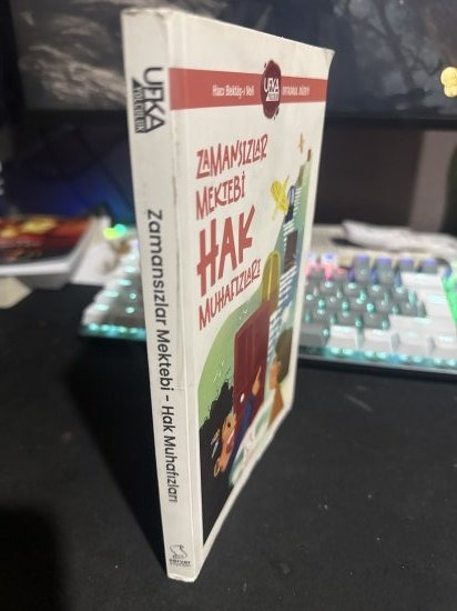 ZAMANSIZLAR MEKTEBİ HAK MUHAFIZLARI - EDİTÖR AYFER KAPTANER kitap kapağı
