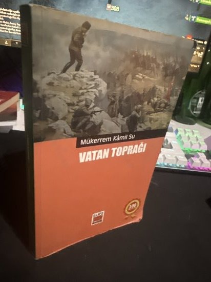 VATAN TOPRAĞI - MÜKERREM KAMİL SU kitap kapağı