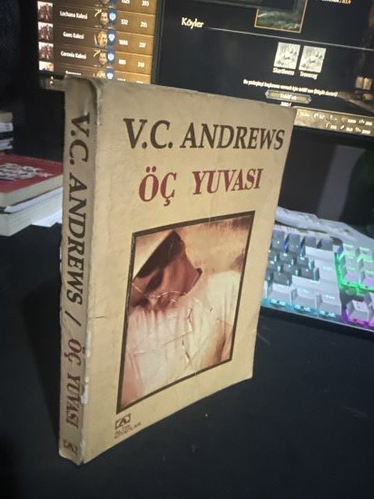 ÖÇ YUVASI - V. C. ANDREWS kitap kapağı