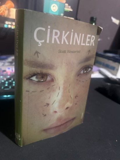 ÇİRKİNLER - SCOTT WESTERFELD kitap kapağı