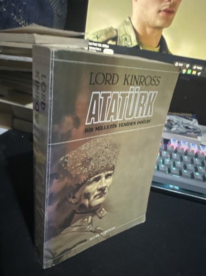 ATATÜRK - BİR MİLLETİN YENİDEN DOĞUŞU - LORD KINROSS kitap kapağı