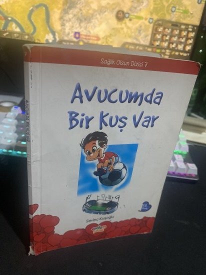 AVUCUMDA BİR KUŞ VAR - Sağlık Olsun Dizisi 7 - SEVİNÇ KUŞOĞLU kitap kapağı