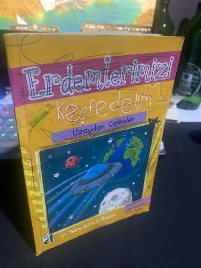 Erdemlerimizi Keşfedelim - Uzaydan Gelenler - Sara Gürbüz Özeren kitap kapağı