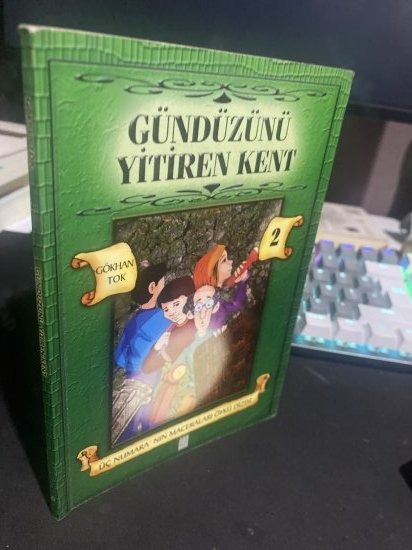 GÜNDÜZÜNÜ YİTİREN KENT  ÜÇ NUMARANIN MACERALARI - Gökhan Tok kitap kapağı