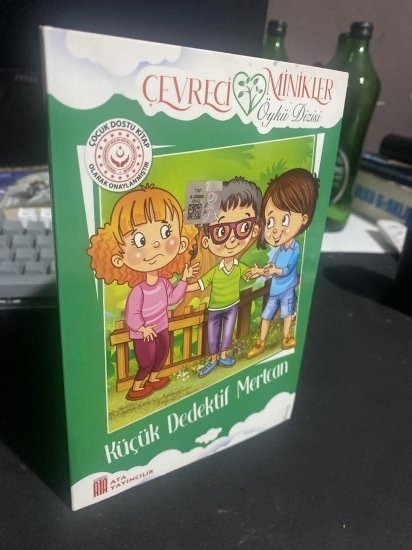 ÇEVRECİ MİNİKLER ÖYKÜ DİZİSİ - KÜÇÜK DEDEKTİF MERTCAN - ONUR SANCAK kitap kapağı