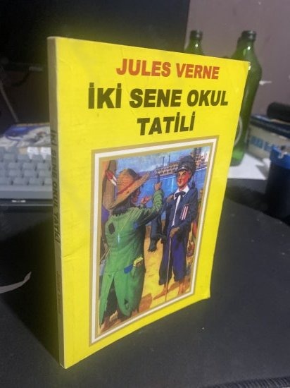 İKİ SENE OKUL TATİLİ - JULES VERNE kitap kapağı