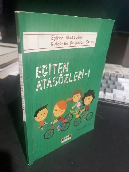 EĞİTEN ATASÖZLERİ 1 - Eğiten Atasözleri Güldüren Deyimler Serisi - ZAFER İŞÇİ kitap kapağı