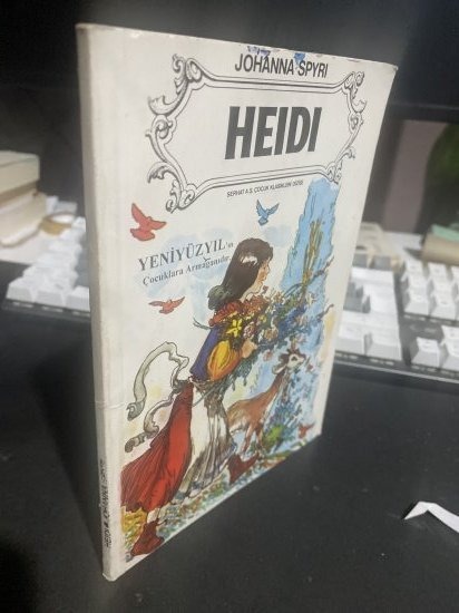 Heidi - johanna Spyri kitap kapağı