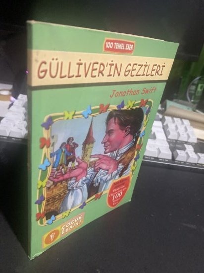 GULLIVER'İN GEZİLERİ - JONATHAN SWIFT kitap kapağı