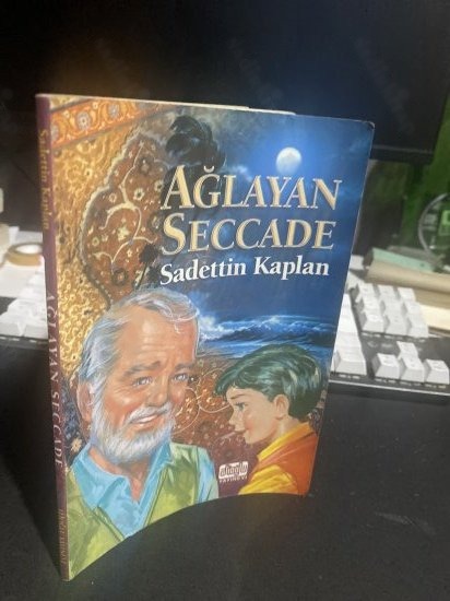 AĞLAYAN SECCADE - SADETTİN KAPLAN kitap kapağı