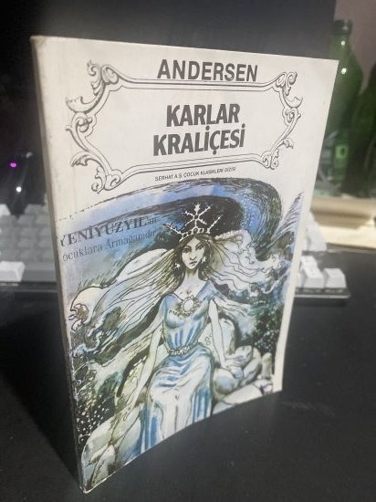 KARLAR KRALİÇESİ - ANDERSEN kitap kapağı