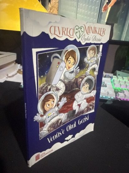 ÇEVRECİ MİNİKLER ÖYKÜ DİZİSİ - VENÜS'E OKUL GEZİSİ - ONUR SANCAK kitap kapağı