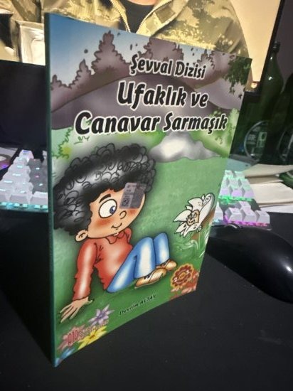 UFAKLIK VE CANAVAR SARMAŞIK şevval dizisi - DEVRİM ALTAY kitap kapağı