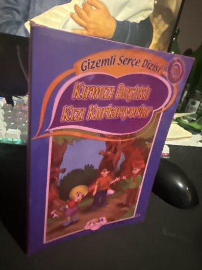 Gizemli Serçe Dizisi: 21 - Kırmızı Başlıklı Kızı Kurtarıyorlar (8+ yaş) - ALİ AYDOĞAN kitap kapağı