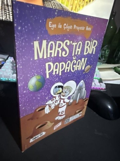 Ege İle Çılgın Profesör Bani - Mars'ta Bir Papağan - OĞUZ ÖZ kitap kapağı