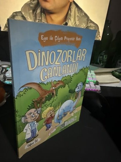 EGE İLE ÇILGIN PROFESÖR BANİ - DİNOZORLAR CANLANDI - OĞUZ ÖZ kitap kapağı