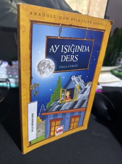 AY IŞIĞINDA DERS - ZEKİYE ÇOBAN kitap kapağı