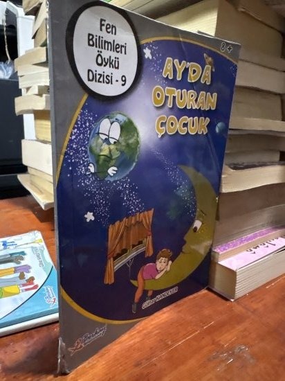 AY'DA OTURAN ÇOCUK (8+) - GÜLNAR KANDEYER kitap kapağı