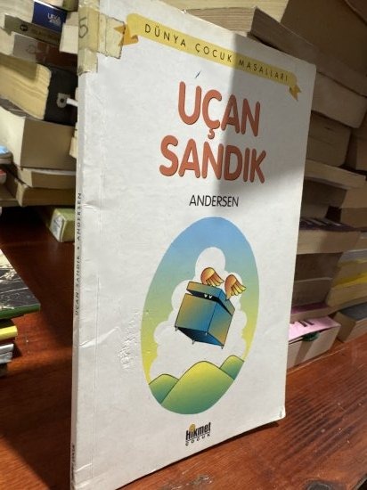 UÇAN SANDIK - ANDERSEN kitap kapağı