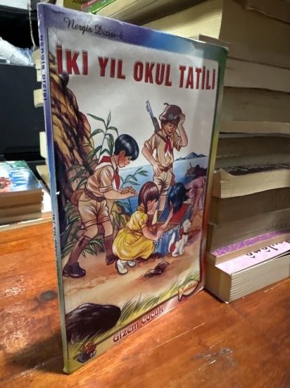 İKİ YIL OKUL TATİLİ ( NERGİS DİZİSİ - 6) - JULES VERNE kitap kapağı