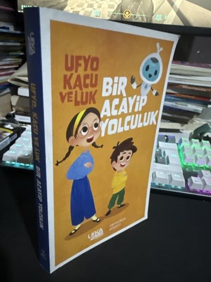 Ufyo Kacu ve Luk - Bir Acayip Yolculuk (Ortaokul Düzeyi) - Melih Tuğtağ kitap kapağı